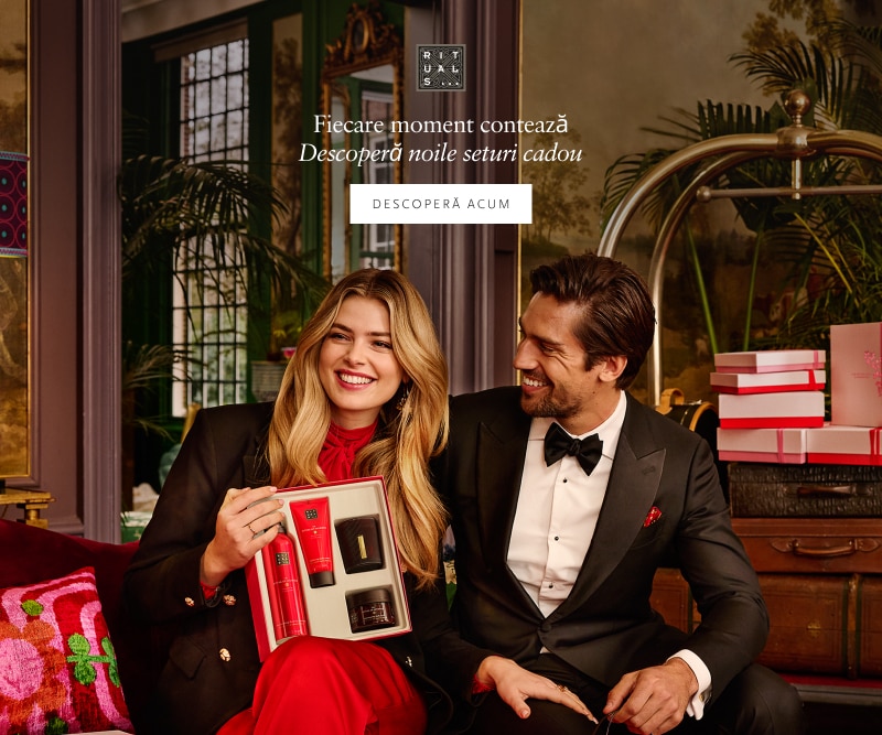 Set cadou Rituals prezentat într-un decor elegant, cu produse cosmetice premium și ambalaje festive.